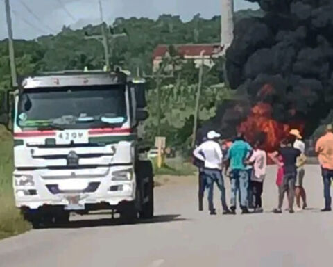 A tanker truck with gasoline catches fire on the Vía Blanca, a vital access to Havana