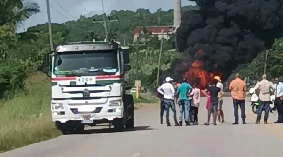 A tanker truck with gasoline catches fire on the Vía Blanca, a vital access to Havana