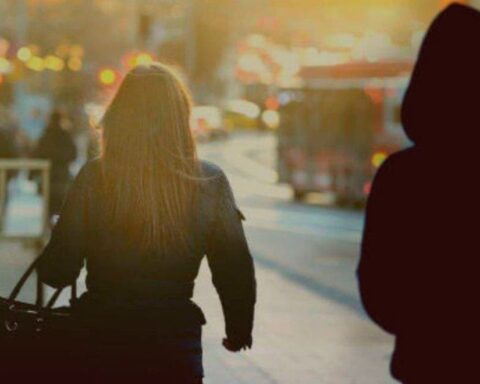 Joven caminaba por la calle, cuando 4 mujeres ¨le entraron¨ a golpes