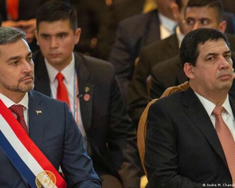 Abdo Benítez tells his vice president that "the right thing to do is give up"
