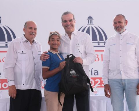 Abinader encabeza entrega de útiles escolares que beneficiará a más de 600 mil estudiantes   