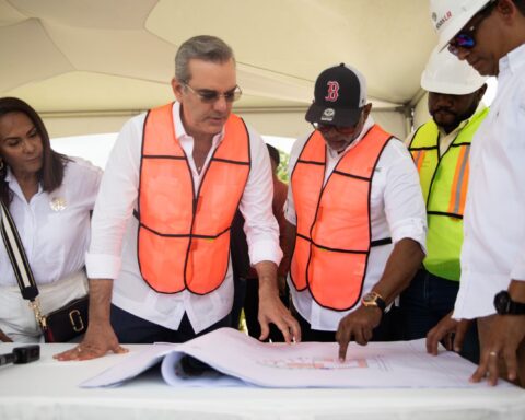 Abinader leaves work on the construction of a housing project in SFM for 325 million