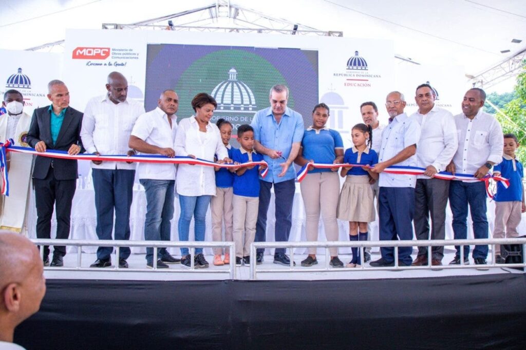 Abinader inaugurates the Melania Manzueta school in the Mata de Plátanos sector, municipality of Peralvillo