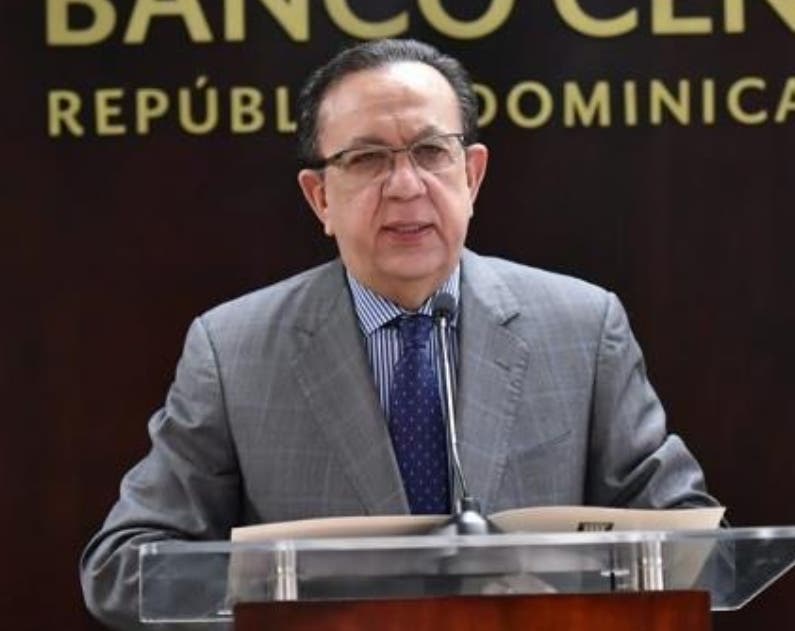Abinader ratifica a Héctor Valdez Albizu como gobernador del Banco Central
