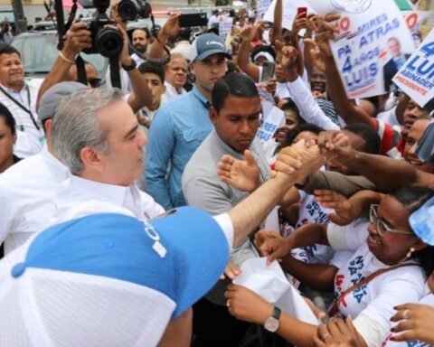 President Luis Abinader greets supporters yesterday in San Cristóbal.