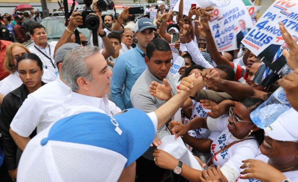 President Luis Abinader greets supporters yesterday in San Cristóbal.