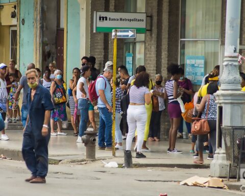 Personas en las afueras de un banco, en la calle Galiano de La Habana, un día después del anuncio por las autoridades de un nuevo mercado cambiario en la Isla. Foto: Otmaro Rodríguez.