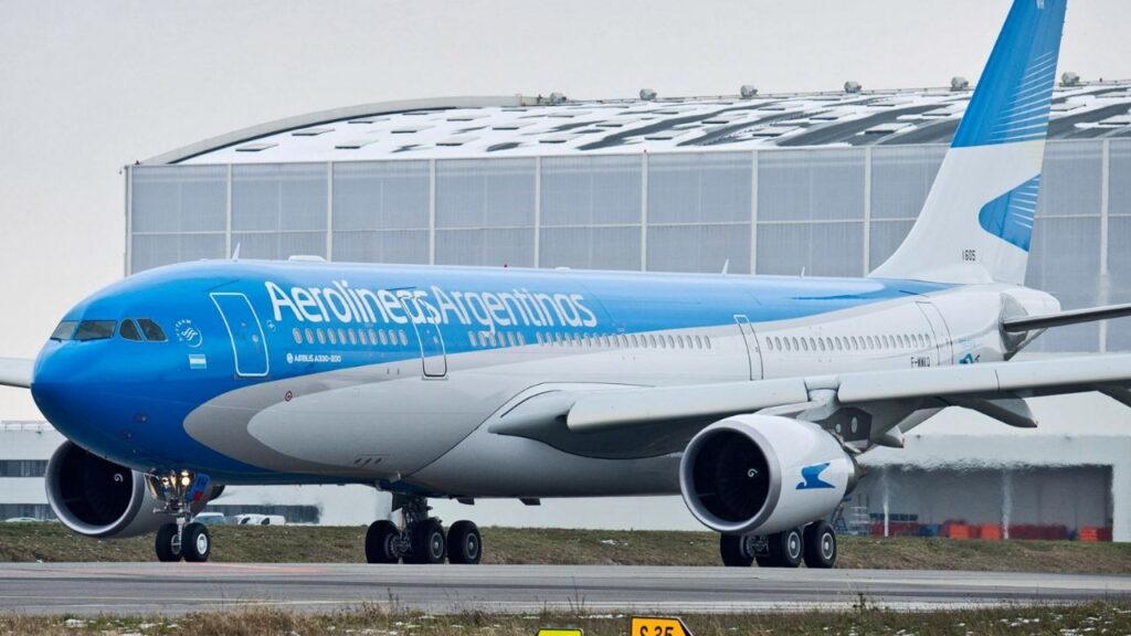 Aerolineas Argentinas pilots announced that they will strike during the long weekend