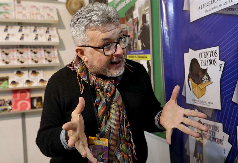 Alfredo Rodríguez denounces that his book Cuentos felines circulates in a pirated version