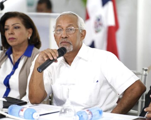 Ángel Hernández llama a trabajar deficiencias dentro de las escuelas