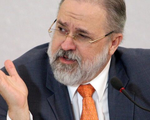 Aras meets with Defense Minister and Armed Forces commanders