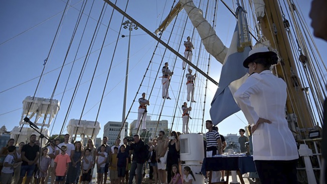 Argentine boys and girls swore the Flag aboard the Libertad frigate in Cádiz