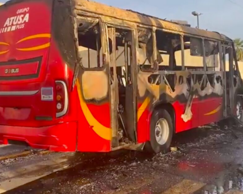 Armed men set public transport buses on fire in Baja California
