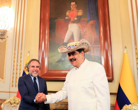 As a package, Maduro receives credentials from ambassadors