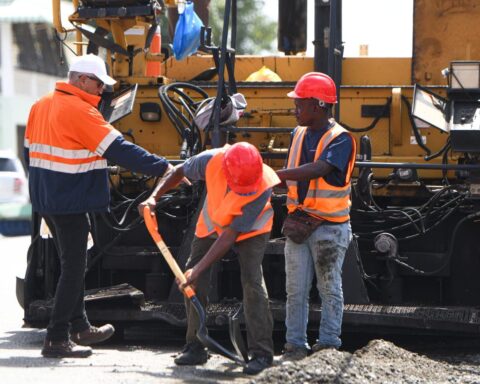 Inician plan de asfaltado en el sector Alma Rosa, Santo Domingo Este