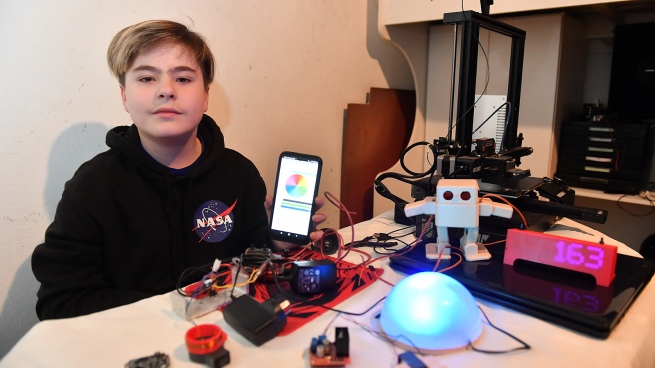 At 11 years old, he is a "genius" of electronics and set up a workshop in his room
