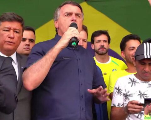 At a rally, Bolsonaro defends the exclusion of illegality for police officers