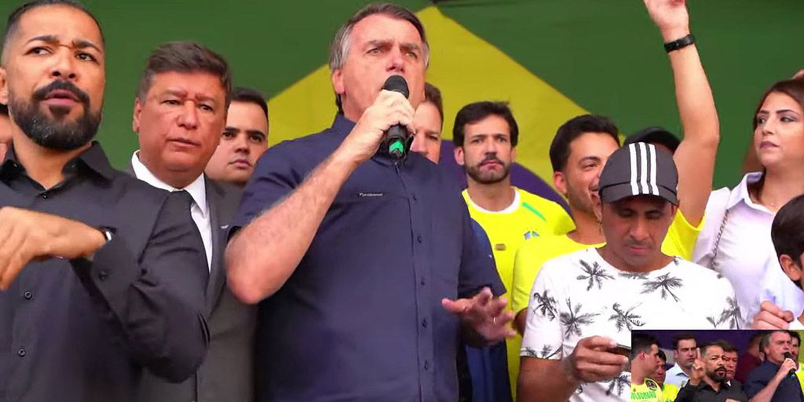 At a rally, Bolsonaro defends the exclusion of illegality for police officers