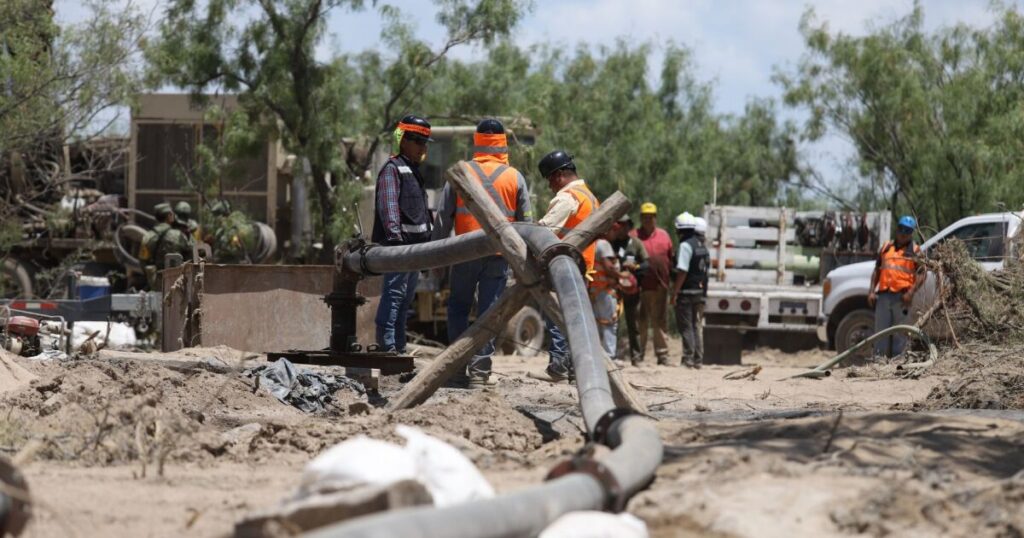 Authorities introduce underwater drone to the Sabinas mine, Coahuila