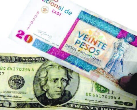 Bancos y casas de cambio compran dólares en Cuba