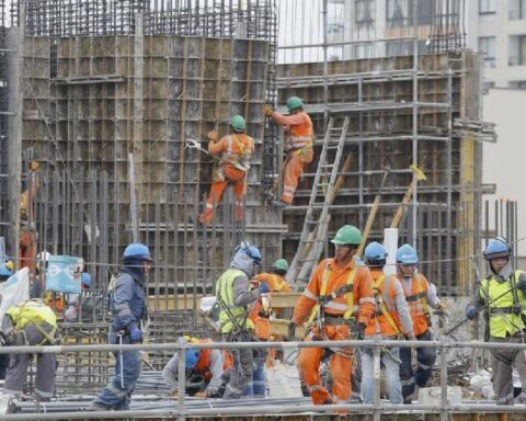 Banning labor outsourcing would eliminate up to 20,000 jobs, analysts warn