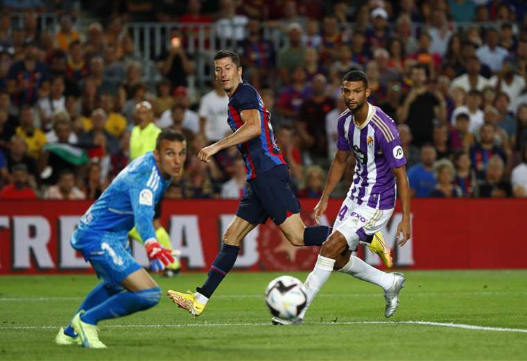 Barcelona win 4-0 against Real Valladolid with a brace from Lewandowski