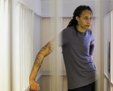 Brittney Griner espera el veredicto en un tribunal en Khimki, en las afueras de Moscú, Rusia, el jueves 4 de agosto de 2022. Foto: Evgenia Novozhenina/Pool, vía AP.
