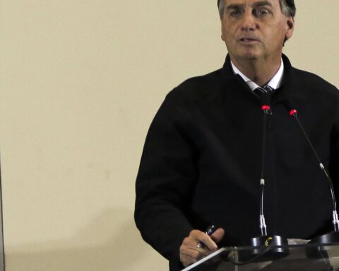 Bolsonaro promises to keep federal fuel taxes zero