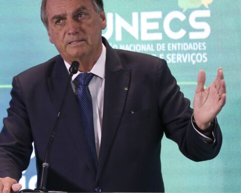 Bolsonaro says he will readjust civil servants' salaries in 2023