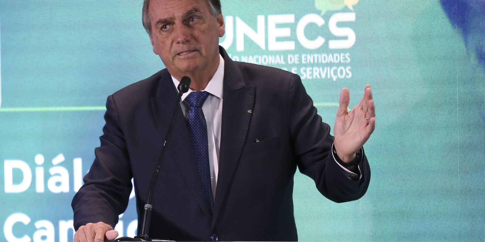 Bolsonaro says he will readjust civil servants' salaries in 2023