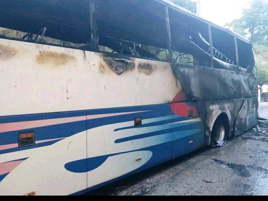 Ómnibus incendiado en Banes. Foto: Portal Ciudadano Banes.
