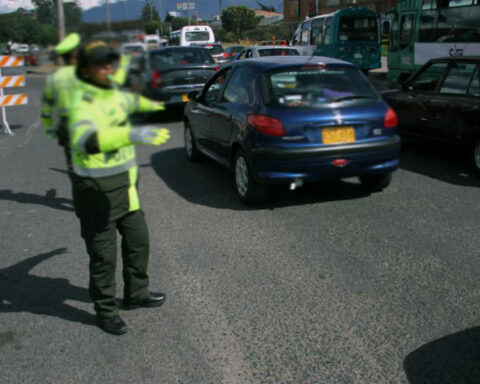 Car was overturned in TransMilenio works, after spectacular accident on Avenida 68 with Calle 26