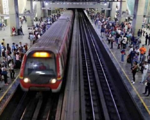 Metro de Caracas activa ruta de Metrobús ante falla de energía en Línea 2﻿