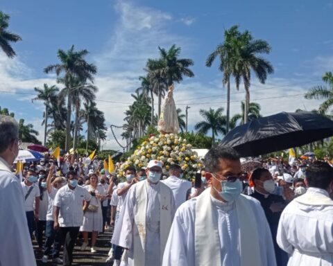 Catholics crowd the Cathedral of Managua at the closing of the Marian Congress despite the police siege