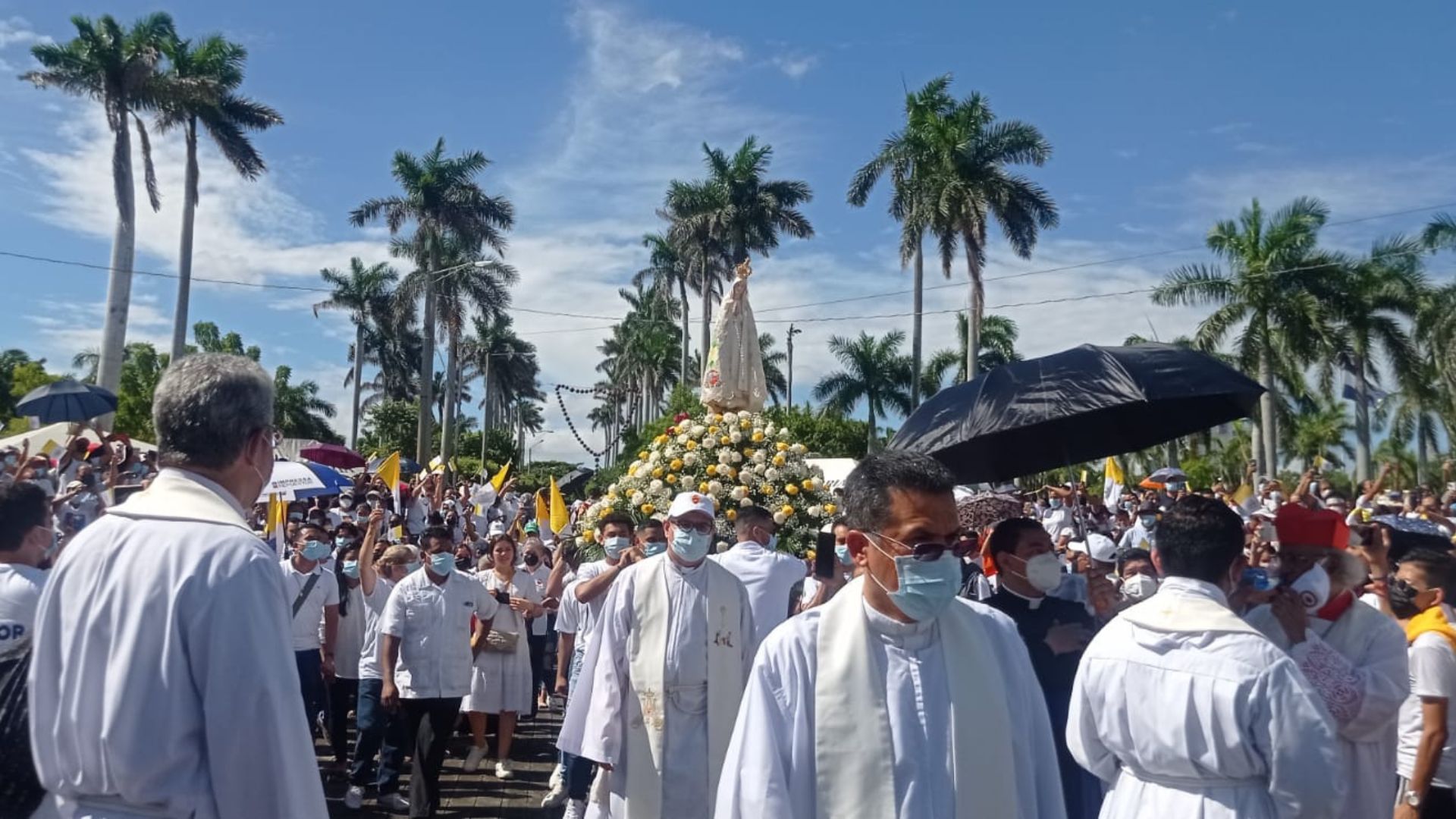 Catholics crowd the Cathedral of Managua at the closing of the Marian Congress despite the police siege