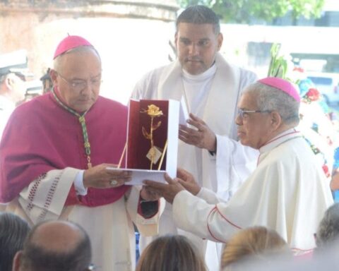 Edgar Peña Parra delivers a gold flower sent by Pope Francis to the Virgin, which Francisco Ozoria receives.