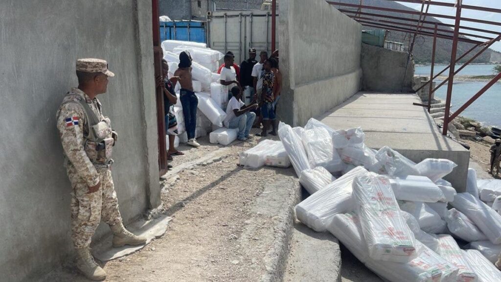 Cesfront incauta mercancía a comerciante intentó sacar a la fuerza por puerta clausurada