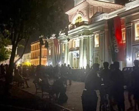 Cienfuegos protest the blackouts in front of the provincial government headquarters