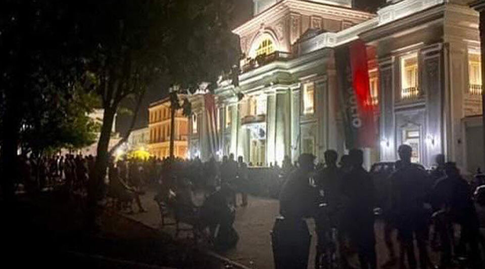 Cienfuegos protest the blackouts in front of the provincial government headquarters