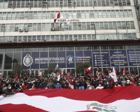 Citizens support the work of prosecutors in the face of government attacks