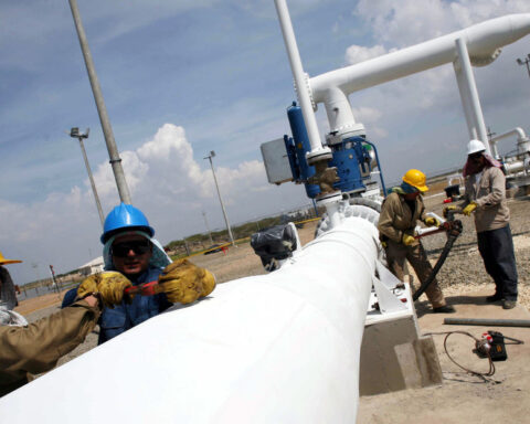 Colombia plans to buy gas from Venezuela