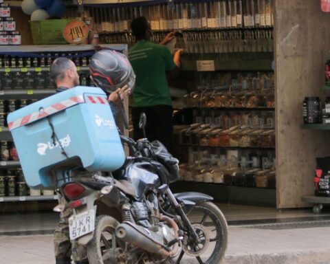 Commerce loses 7.8% of companies and reduces salaries in 2020, points out IBGE