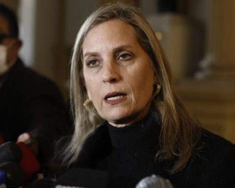 Congressmen present a motion to eliminate benefits of the Board of Directors presided over by María del Carmen Alva