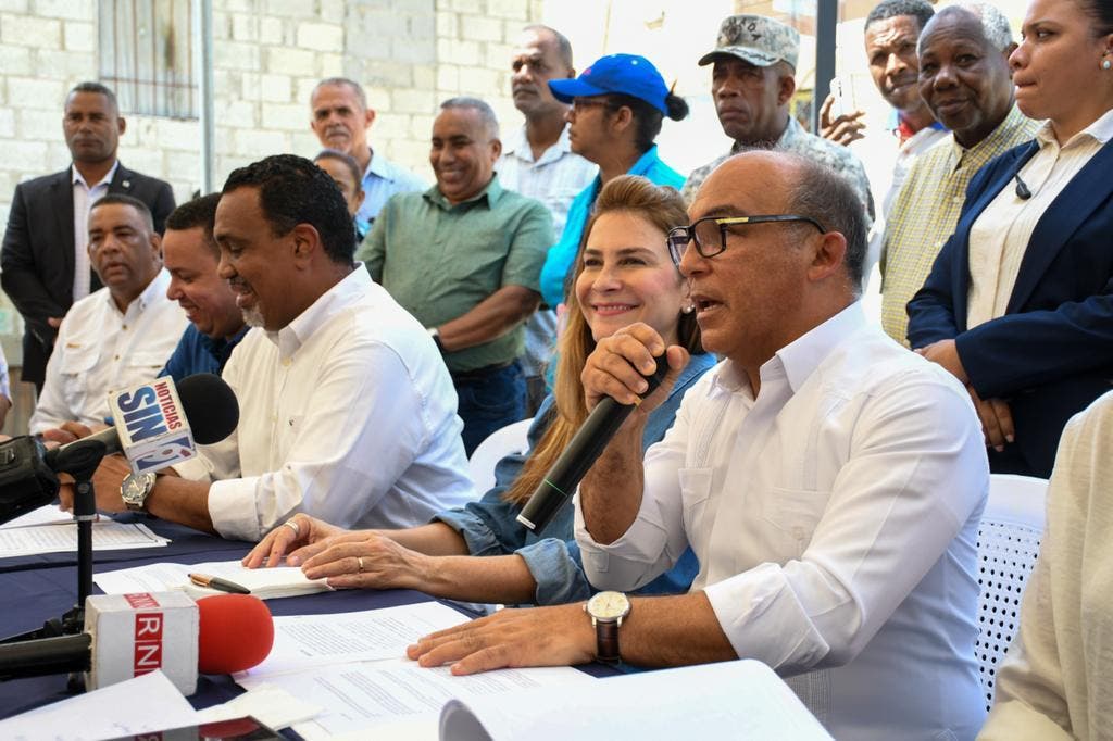 Inician por RD$120 millones construcción de 50 viviendas