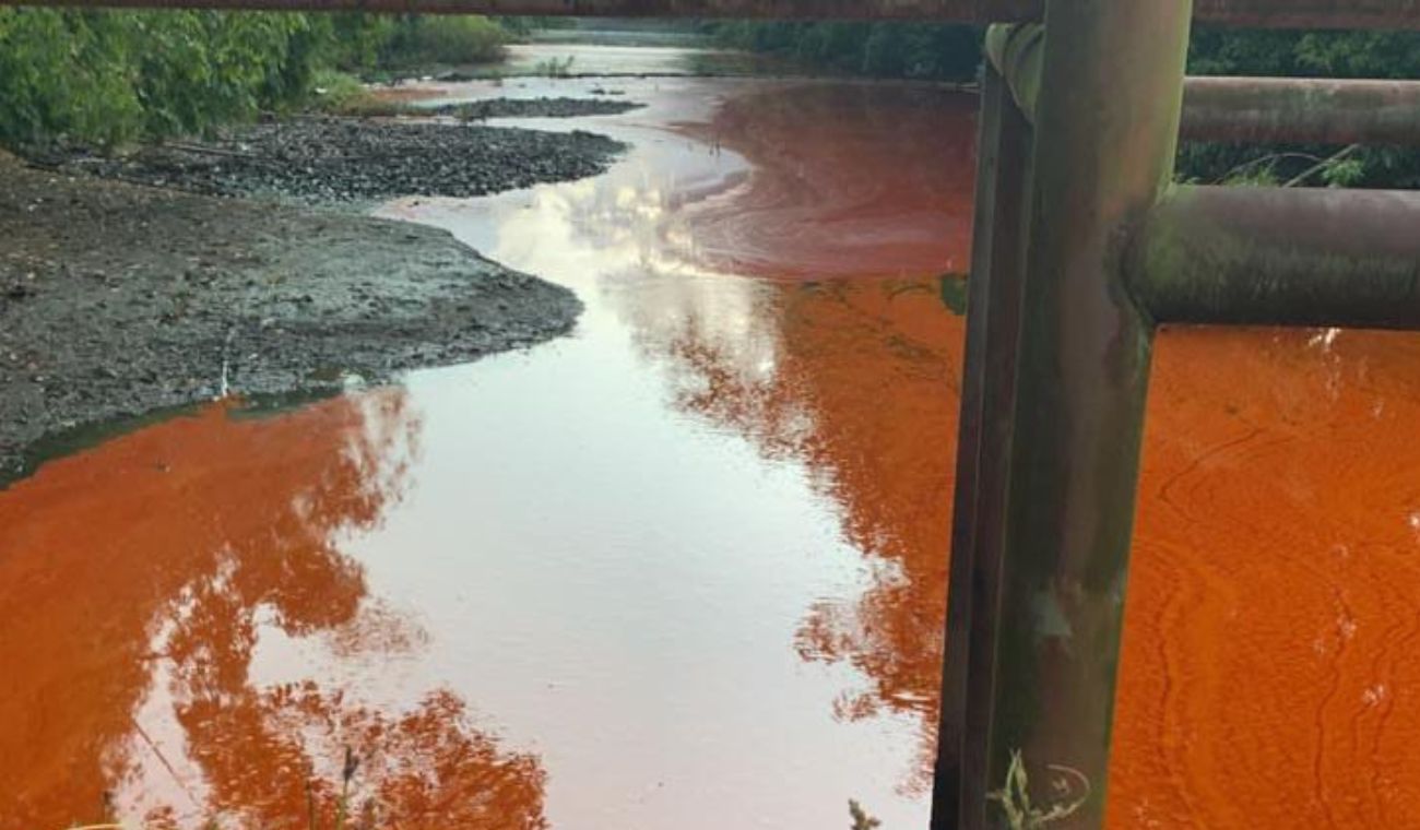 Controlled spill of palm oil in the water source of Barrancabermeja