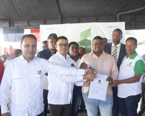 Coopsano dona ambulancia  al distrito municipal de Palo Verde