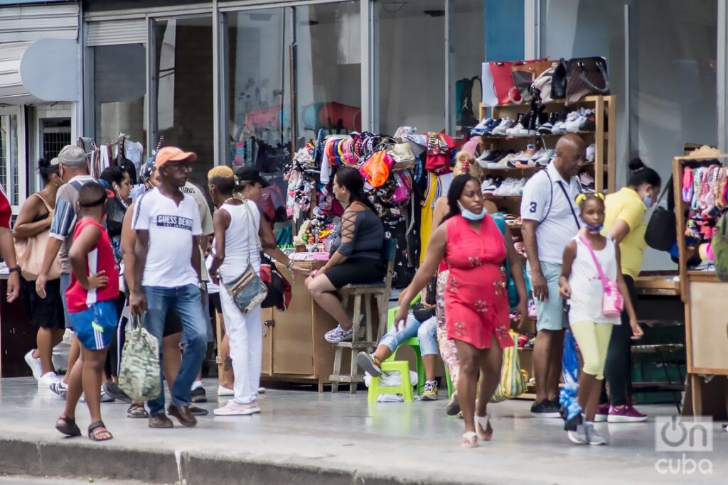 Personas en La Habana un día después del anuncio por las autoridades de un nuevo mercado cambiario en la Isla. Foto: Otmaro Rodríguez.