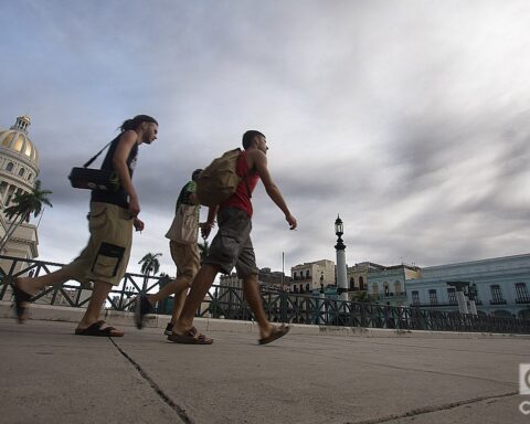 Consecuencias del incendio de Matanzas en cielo capitalino. La Habana, Cuba 8 de agosto 2022. Foto: Otmaro Rodríguez.