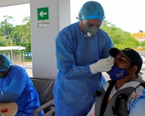 Positividad covid se mantiene alto