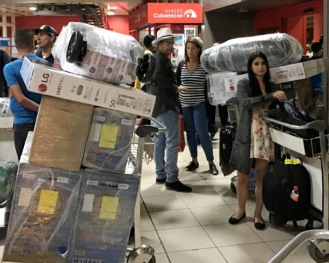 Viajeros cubanos a su llegada a la Isla. Foto: onlinetours.es / Archivo.